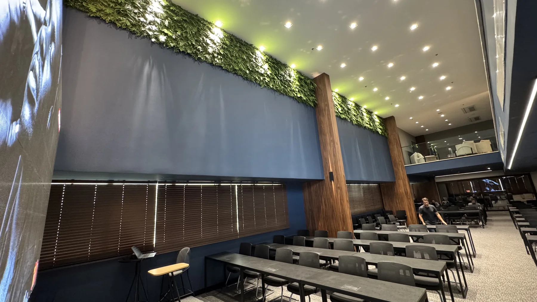 Salão principal da sede Enjoy com pé-direito alto